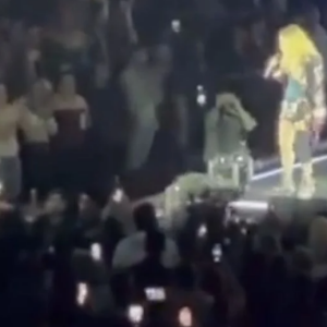 Momento em que Madonna chamou a atenção de fã cadeirante que não se levantava para homenageá-la em show