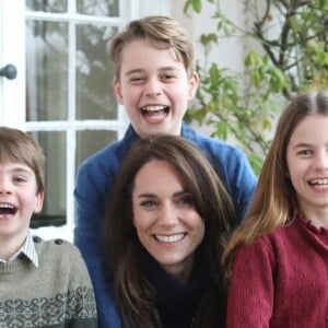 Kate Middleton postou foto com os filhos mas depois admitu ter editado a imagem