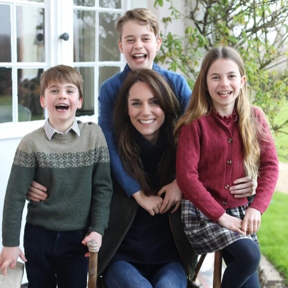 Kate Middleton postou foto com os filhos mas depois admitu ter editado a imagem