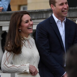 Kate Middleton teria sido fotografada em carro com o príncipe William, mas houve quem apontasse a mulher como sendo a amante dele