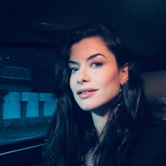 Modesta nas redes sociais, Alinne Moraes surgiu fazendo topless em uma foto tirada pelo marido