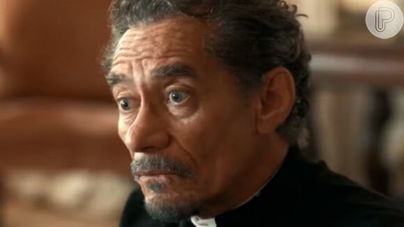 Padre Santo (Chico Diaz) se despede de 'Renascer' nos próximos dias. O personagem morre em seu jipe, que será visto por Lívio (Breno da Matta)