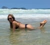 Helô Pinheiro é apaixonada pelas praias do Rio de Janeiro e sempre posa de biquíni em destinos paradisíacos
