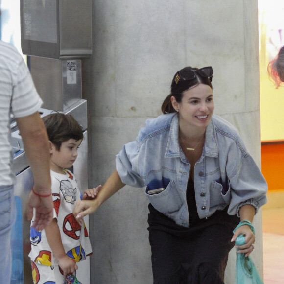 Sthefany Brito elegeu um vestido preto com uma jaqueta jeans para compor seu look