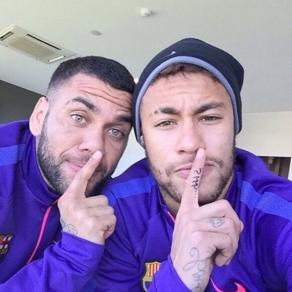 Daniel Alves não terá ajuda de Neymar dessa vez para pagar fiança, afirmou pai do atacante