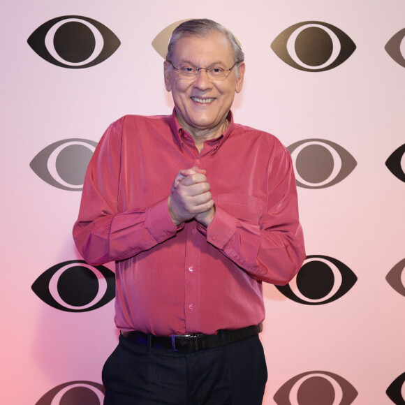 Milton Neves causou polêmica na web nesta sexta-feira (22) ao anunciar em seu perfil no Instagram uma fake news sobre a morte de Fausto Silva