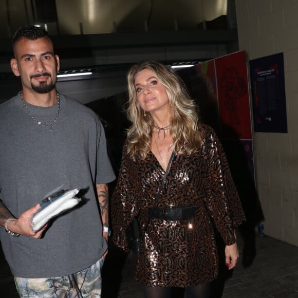 Após rumores de flerte na web, Letícia Spiller chegou abraçada e de mãos dadas com Nizam no festival no Autódromo de Interlagos, em São Paulo