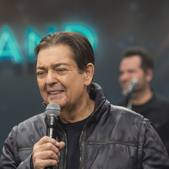 Faustão está vivo e se recupera de um transplante de rim, feito em fevereiro. Tudo não passou de uma confusão do jornal