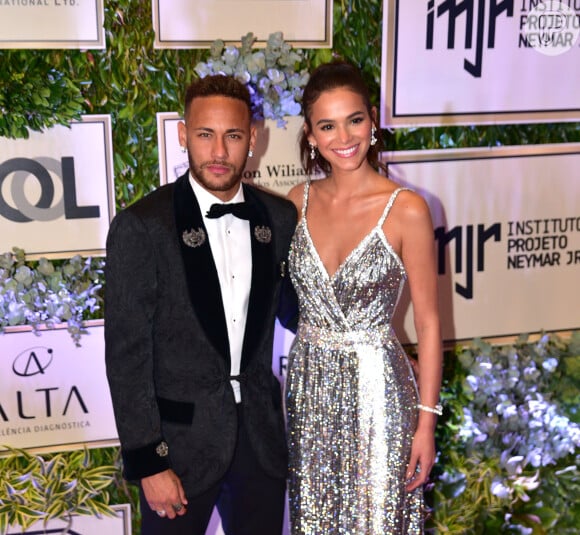Neymar e Bruna Marquezine se ignoraram no aniversário de Anitta, segundo fonte do jornal Extra