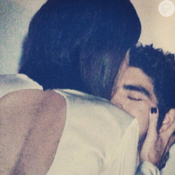 Maria Casadevall compartilha foto beijando Caio Castro: 'Com amor'