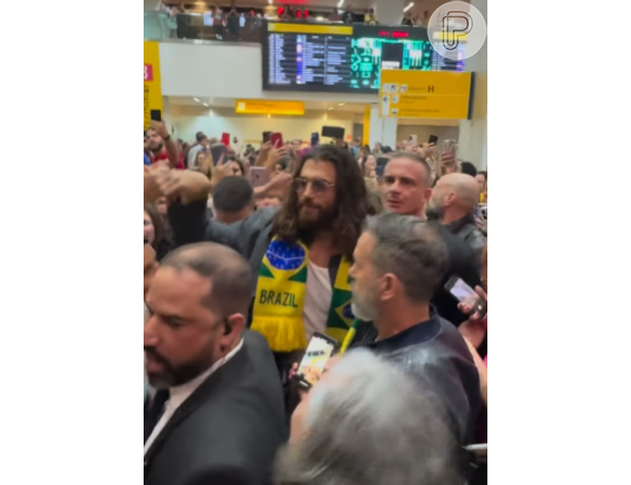 Ator turco Can Yaman chegou em São Paulo e foi recebido já no aeroporto por centenas de fãs