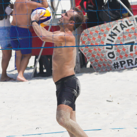 Na Tijuca, Roger Flores jogou vôlei e futvôlei com um short coladinho, próprio para esportes