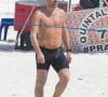 Roger Flores esbanjou boa forma na praia ao praticar esportes com amigos