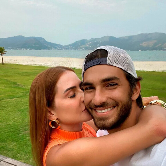 Deborah Secco anunciou o fim do seu casamento com Hugo Moura nesta quinta-feira (04)