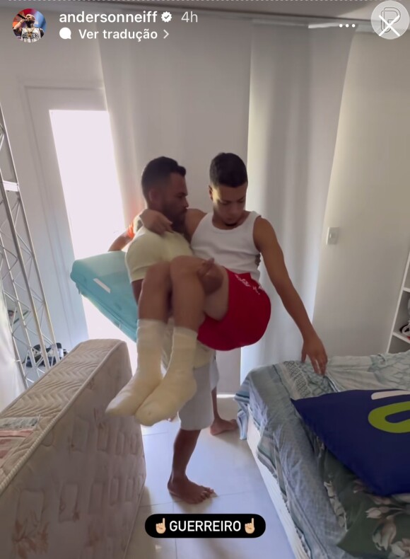Influenciador Teus não foi encaminhado ao hospital, mas apareceu com os dois pés enfaixados e foi carregado no colo por outro homem
