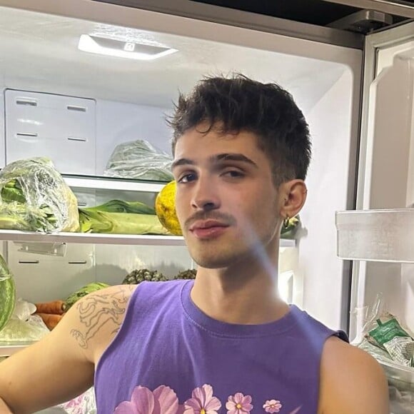 João Guilherme Ávila provoca na web com foto usando cropped