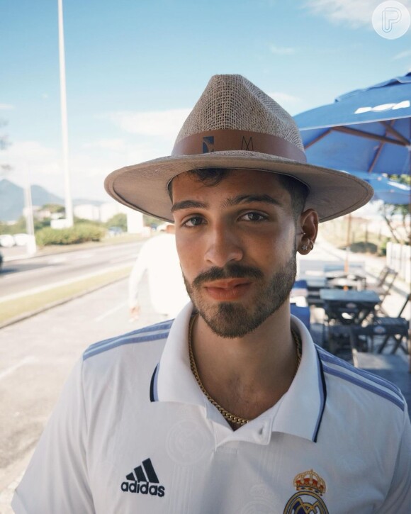 João Guilherme Ávila usa acessórios para compor o look, como o chapéu panamá da foto