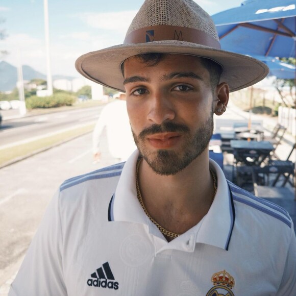 João Guilherme Ávila usa acessórios para compor o look, como o chapéu panamá da foto
