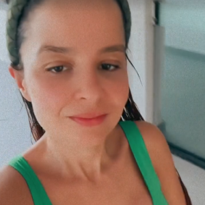 Sob o som de Ivete Sangalo, a cantora Maiara ainda arriscou alguns passos de dança nos stories