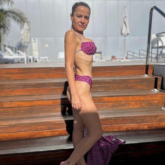 No último final de semana, Maiara surgiu com um biquíni animal print destacando sua magreza