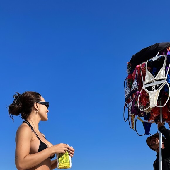 Bumbum turbinado de Rafa Kalimann chamou atenção em uma das fotos conversando com um vendedor