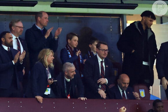 Príncipe William e seu filho com Kate Middleton, George, foram assistir jogo do Aston Villa x Lille