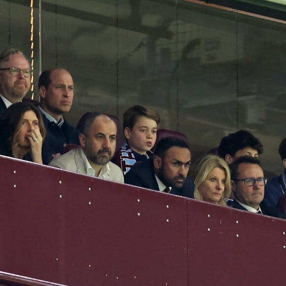 Príncipe William e seu filho, George, sentaram lado a lado para assistir jogo de futebol em Birmingham, Inglaterra