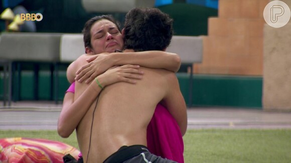 Alane é confortada por Matteus, após perder Prova do Finalista no 'BBB 24'