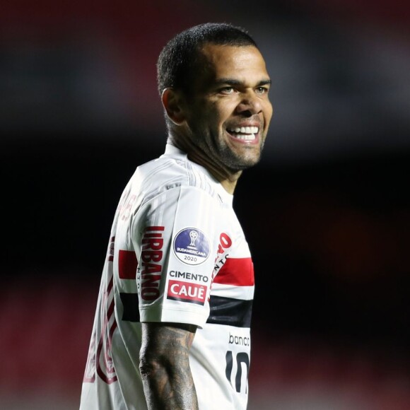 Daniel Alves, em dívida de R$ 550 mil com banco, recebe depósito milionário de clube paulista