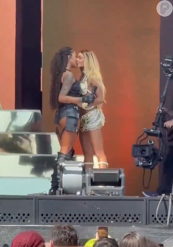 Ludmilla e Brunna Gonçalves se beijaram no palco do Coachella