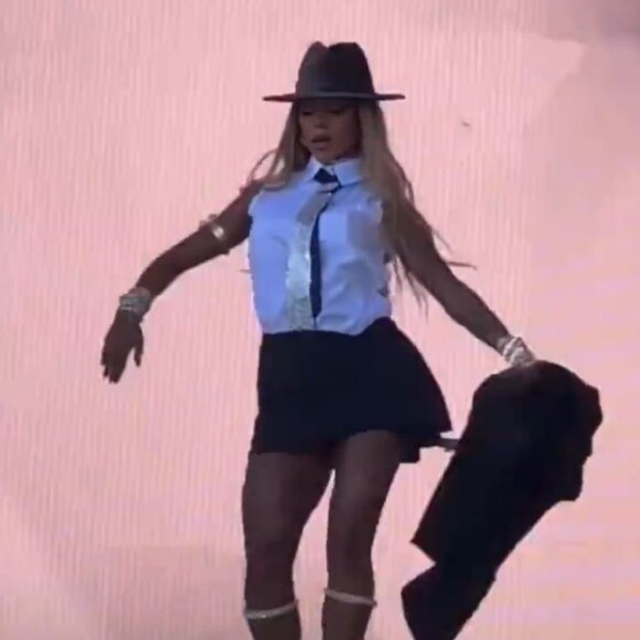 Brunna Gonçalves fez um striptease no palco do Coachella