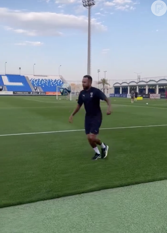 Neymar viralizou em um novo vídeo voltando aos campos pelo Al-Hilal e se exercitando com uma bola
