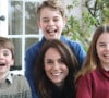 Filhos de Kate Middleton e William têm papel fundamental no tratamento de câncer da mãe, diz fonte. Saiba qual! Na foto que foi editada pela realeza, a princesa e as crianças surgem juntos