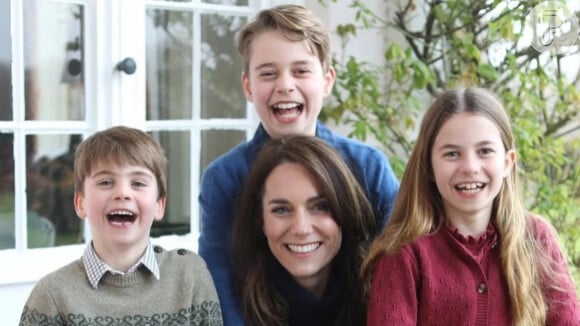 Filhos de Kate Middleton e William têm papel fundamental no tratamento de câncer da mãe, diz fonte. Saiba qual! Na foto que foi editada pela realeza, a princesa e as crianças surgem juntos