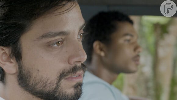 José Venâncio (Rodrigo Simas) e João Pedro (Juan Paiva) estão em direção ao aeroporto, quando o publicitário é baleado na novela Renascer