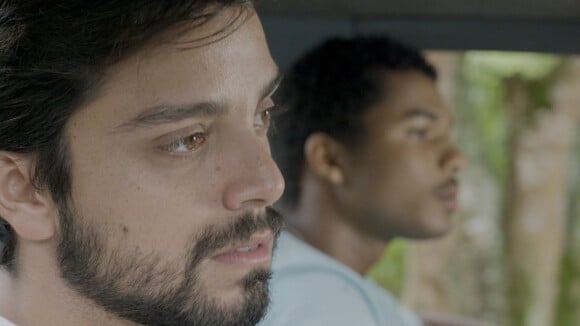 Morto em 'Renascer', Rodrigo Simas revela 'vontade incontrolável' em gravação de cena trágica dentro de caixão