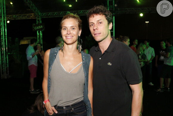 Carolina Dieckmann e o marido, Tiago Worcman, prestigiam festival Rider Weekends 2015 na Marina da Glória, no Rio de Janeiro, em 22 de janeiro de 2015