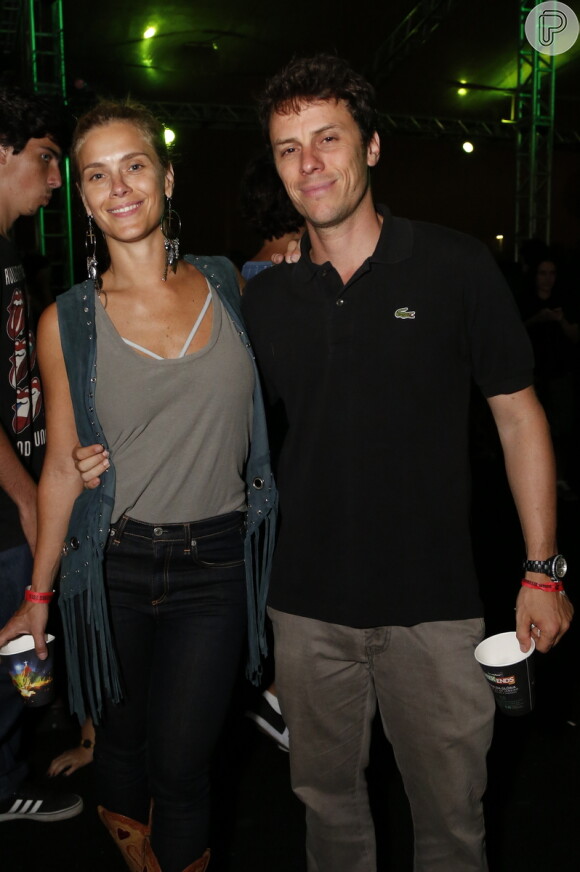 Carolina Dieckmann posa com o marido, Tiago Worcman, em festival