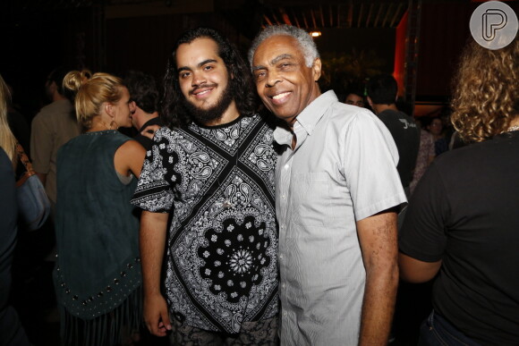 Gilberto Gil posa com o neto Francisco, filho de Preta Gil, que se apresentou com sua banda, Sinara