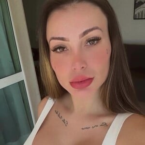 Andressa Urach retirou quatro costelas para afinar a cintura, fez uma lipoaspiração na região e ainda colocou próteses de 1 litro de silicone