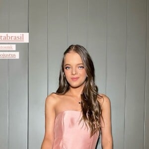 Rafaella Justus elegeu um vestido longo rosa para comparecer a uma festa de 15 anos neste sábado (27)