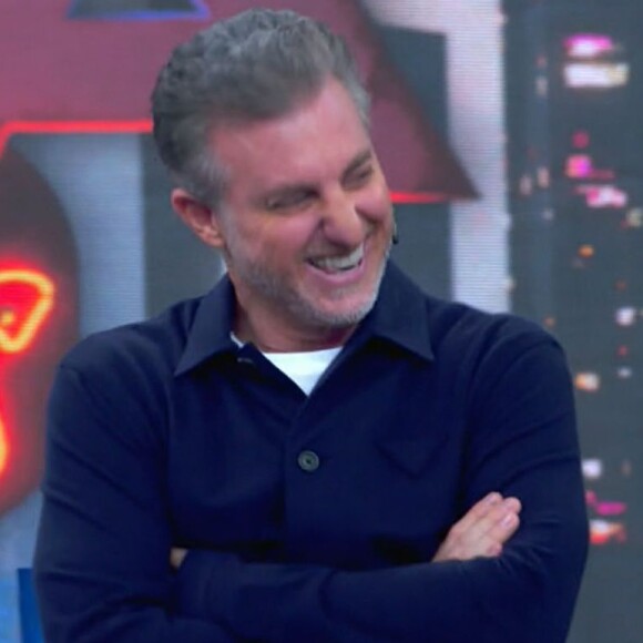 Luciano Huck gargalhou após a apresentação de Henri Castelli