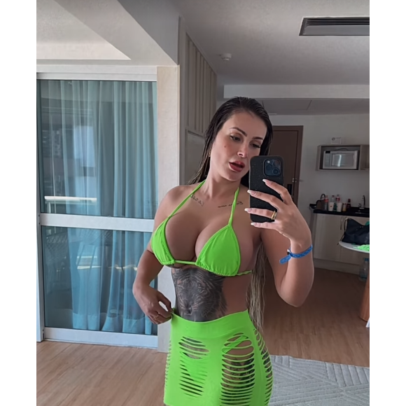 Entre seus procedimentos e cirurgias, Andressa Urach colocou 1 litro de silicone em cada seio, retirou costelas e fez lipoaspiração
