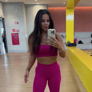 Viviane Araujo sequer comentou a polêmica, mas esbanjou alegria e levou fãs à loucura