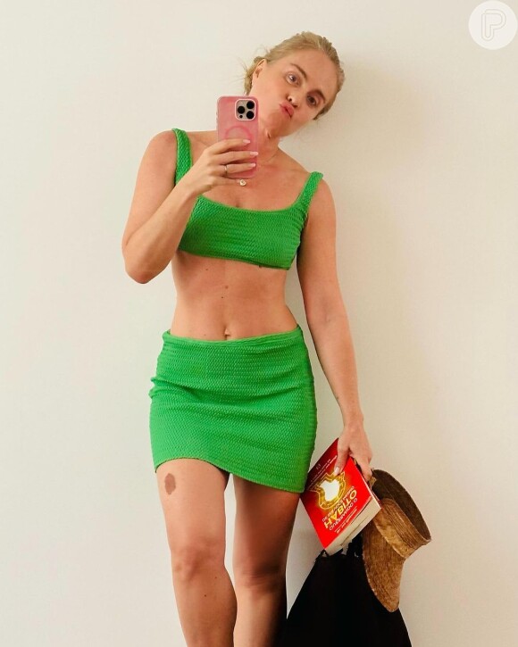 Em uma das fotos, Angélica exibiu sua barriga sequinha e cintura fina em um look verde