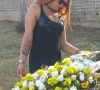 Ex de Anderson Leonardo, MC Maylon visita túmulo, joga flores e beija tatuagem com rosto do cantor: 'Queria ter ido no seu lugar'