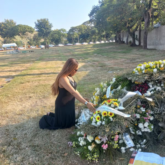 Ex de Anderson Leonardo, MC Maylon visita túmulo, joga flores e beija tatuagem com rosto do cantor: 'Queria ter ido no seu lugar'