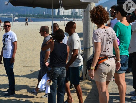 Anderson Silva se protege do sol na praia do Flamengo, no Rio