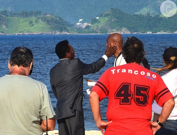Pelé dá tapa na cara de Anderson Silva na gravação de um comercial, na praia do Flamengo, em 1º de abril de 2013