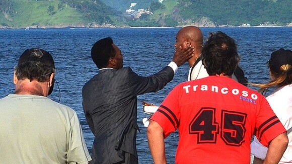 Pelé dá tapa na cara de Anderson Silva em gravação de comercial em praia do Rio